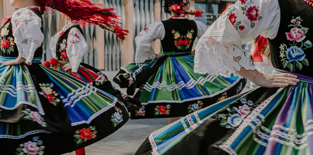 Golden Steps, Swirling Threads